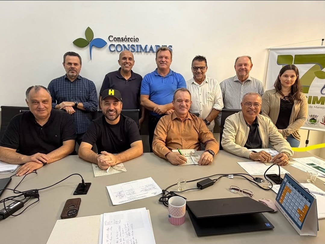 Equipe e representantes do Consimares